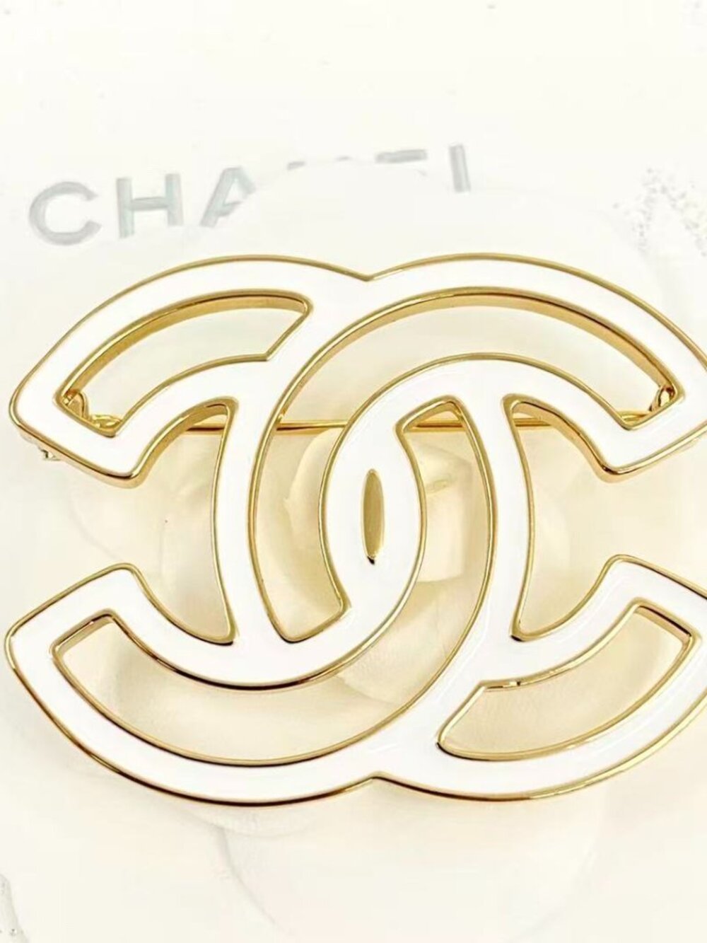 🍥Chanel white enamel gold brooch🔆